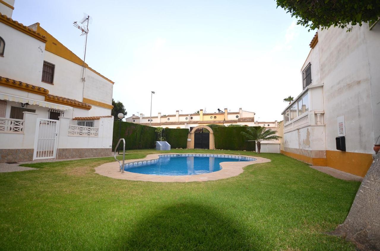 Agradable Adosado Con Piscina, Duchas Hidromasaje Villa Torrevieja Eksteriør billede