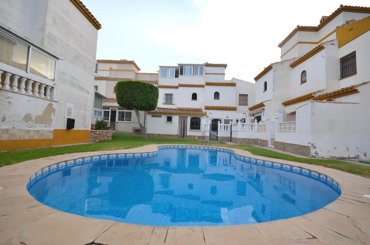 Agradable Adosado Con Piscina, Duchas Hidromasaje Villa Torrevieja Eksteriør billede