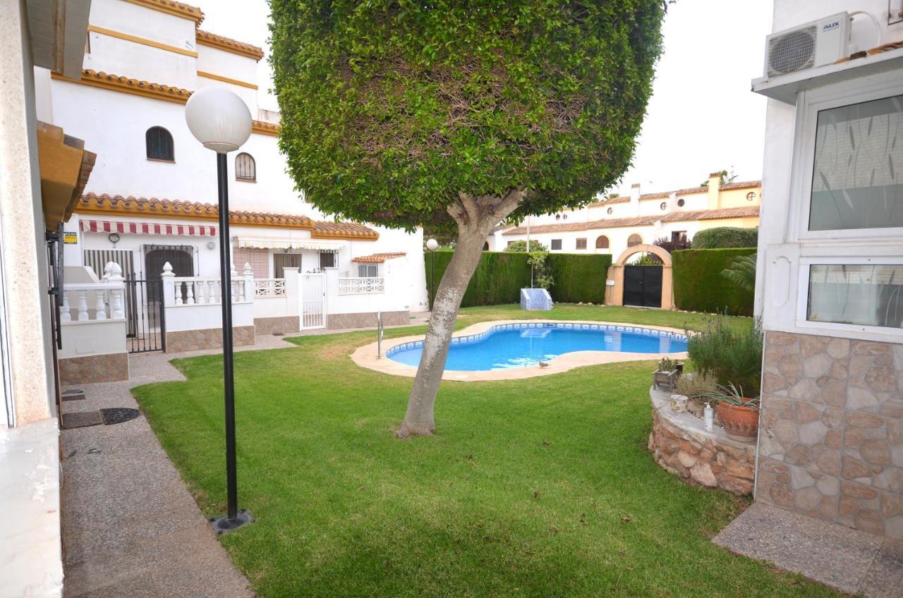 Agradable Adosado Con Piscina, Duchas Hidromasaje Villa Torrevieja Eksteriør billede