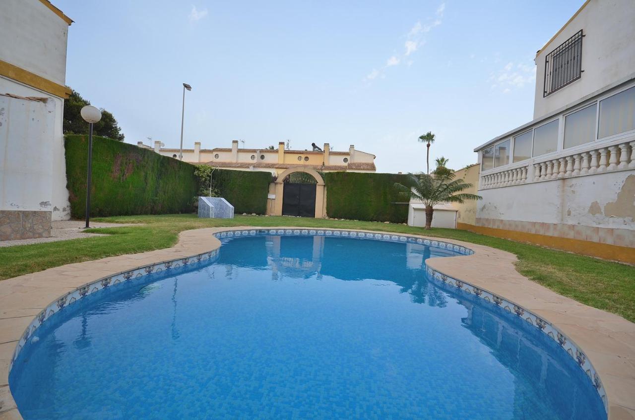 Agradable Adosado Con Piscina, Duchas Hidromasaje Villa Torrevieja Eksteriør billede