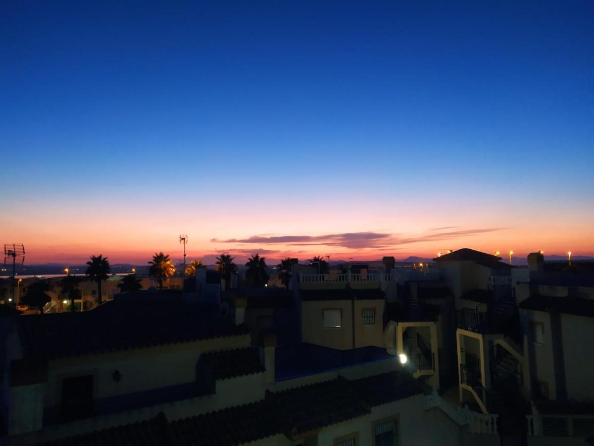 Agradable Adosado Con Piscina, Duchas Hidromasaje Villa Torrevieja Eksteriør billede