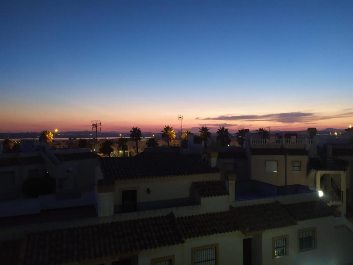 Agradable Adosado Con Piscina, Duchas Hidromasaje Villa Torrevieja Eksteriør billede
